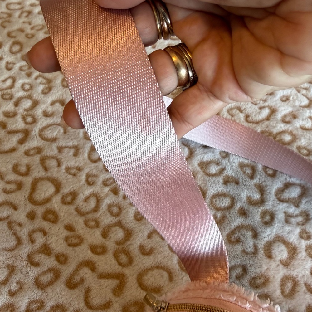 Lululemon Athletica Blush Pink Sherpa Everywhere
Belt Bag 1L Women’s - Picture 8 of 11